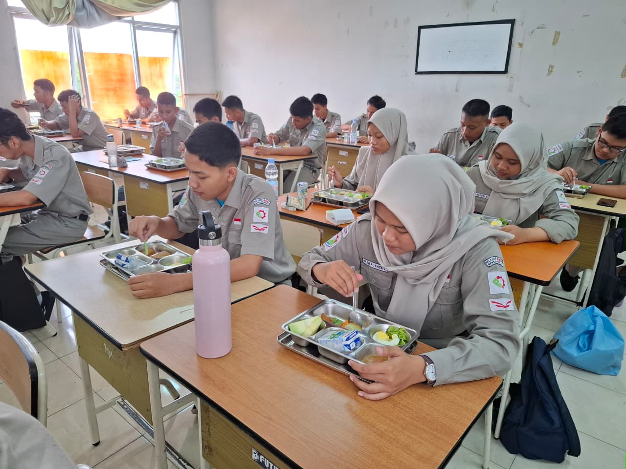 Makan Bergizi Gratis di SMK SMTI Yogyakarta